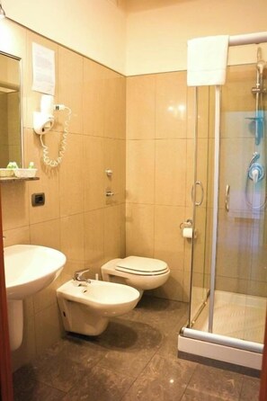 Deluxe Single Room | Bathroom | Shower, rainfall showerhead, free toiletries, hair dryer - Hotel Losanna (Milan)