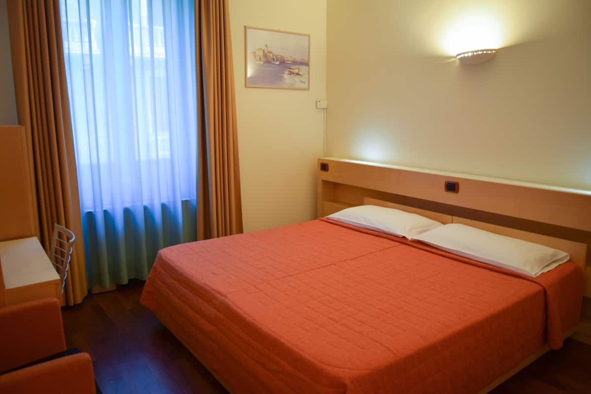 1 bedroom, hypo-allergenic bedding, minibar, in-room safe