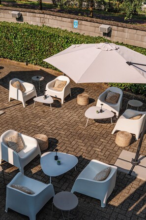 Poolside bar