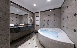 Junior suite, 1 kingsize bed met slaapbank, bubbelbad (Jacuzzi) | Badkamer | Een haardroger, een bidet, handdoeken