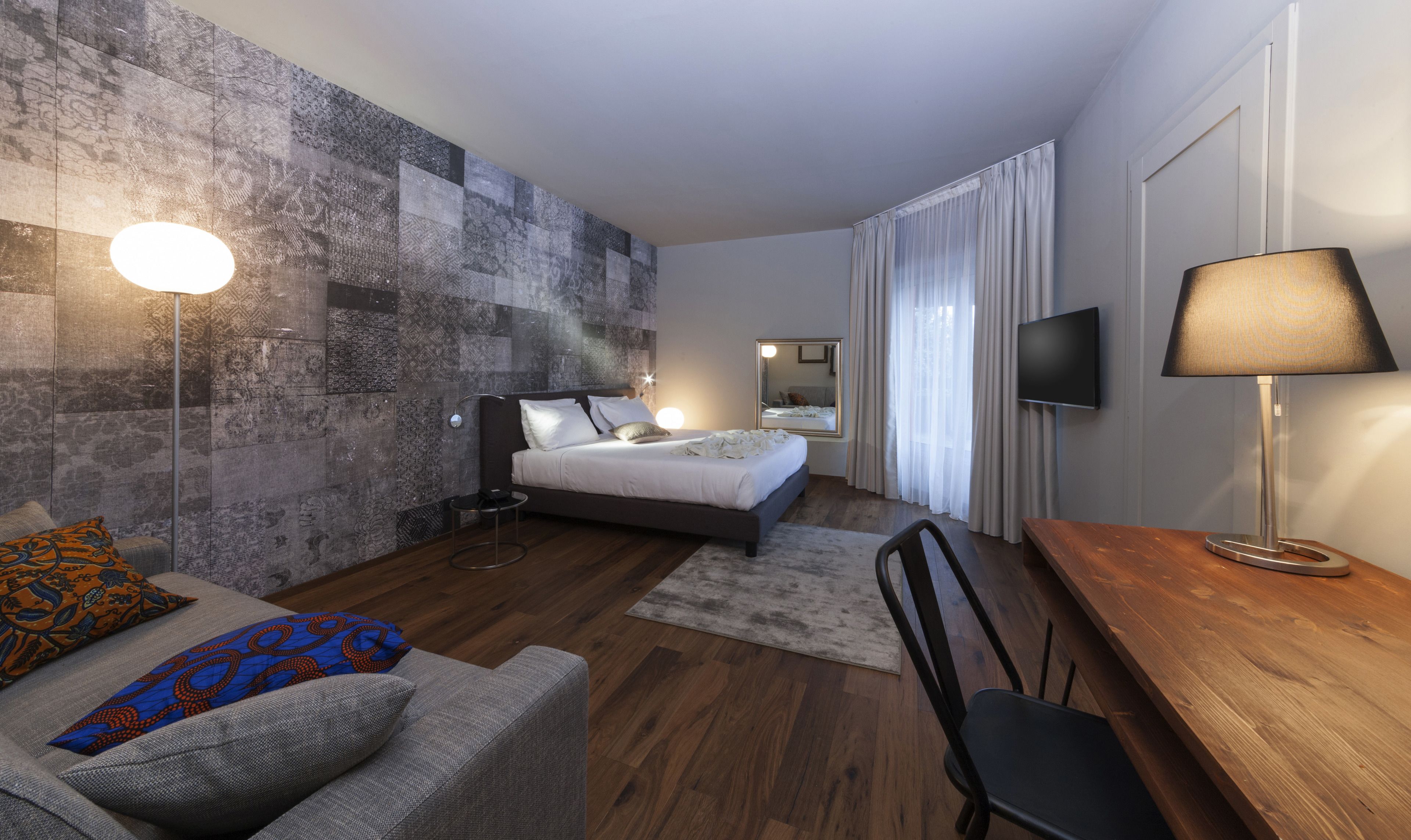 junior suite, 1 king bed with sofa bed, jetted tub (jacuzzi) | 1 bedroom, down duvets, minibar, in-room safe