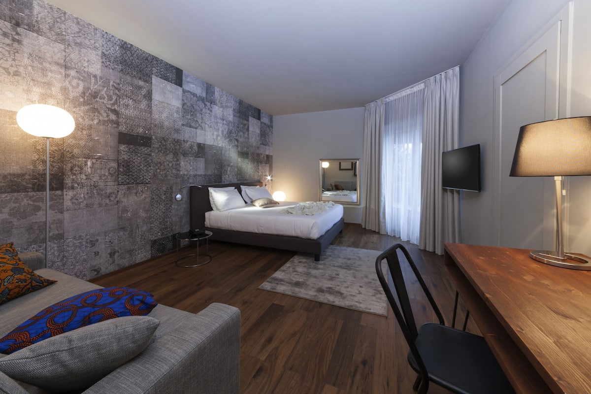 junior suite, 1 king bed with sofa bed, jetted tub (jacuzzi) | 1 bedroom, down duvets, minibar, in-room safe