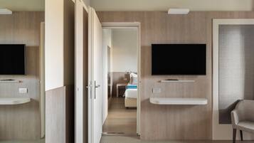 Kamer, kamers met tussendeur | Donzen dekbedden, een minibar, een kluis op de kamer, een bureau