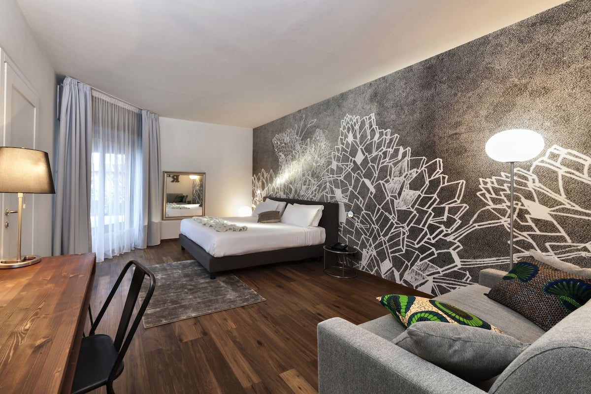 Suite Junior, 1 trÚs grand lit et 1 canapé-lit, baignoire à jets (Jacuzzi) | 1 chambre, couette en duvet d'oie, minibar