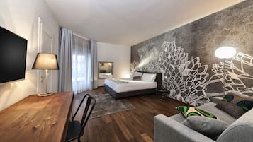 Junior suite, 1 kingsize bed met slaapbank, bubbelbad (Jacuzzi) | Een minibar, een kluis op de kamer, een bureau, een laptopwerkplek