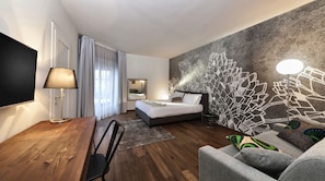 Junior-Suite, 1 King-Bett und Schlafsofa, Whirlpool (Jacuzzi) | Daunenbettdecken, Minibar, Zimmersafe, Schreibtisch