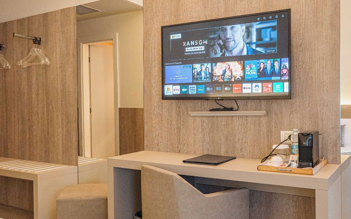 Comfort Room | Down comforters, minibar, in-room safe, desk