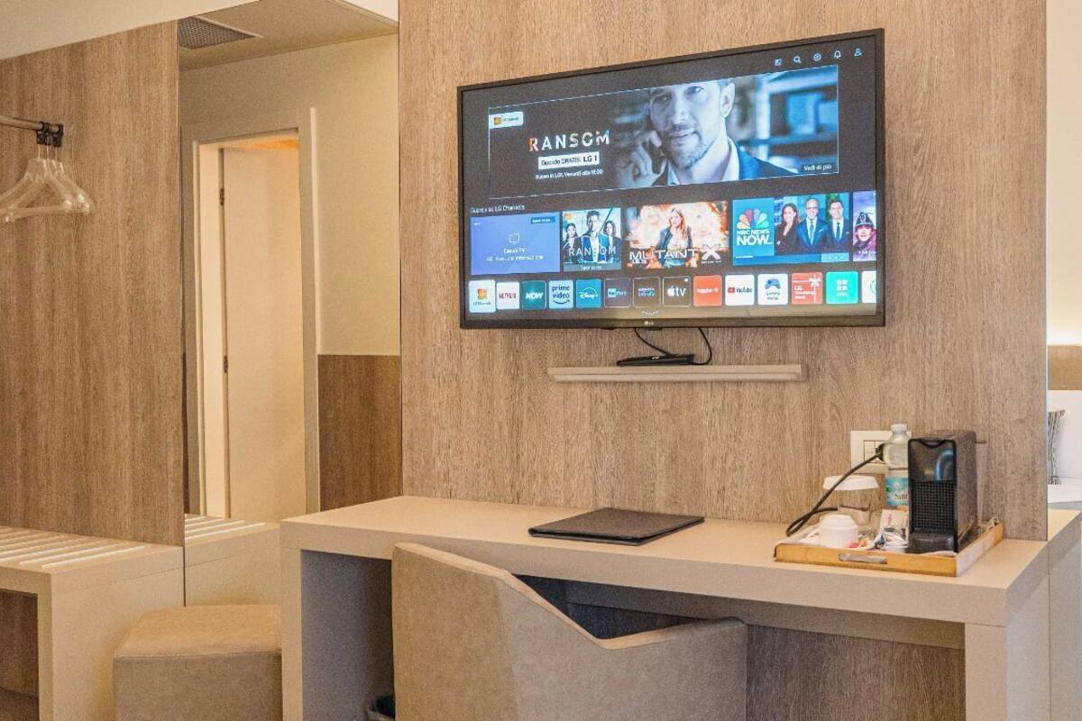 Comfort Room | Down comforters, minibar, in-room safe, desk