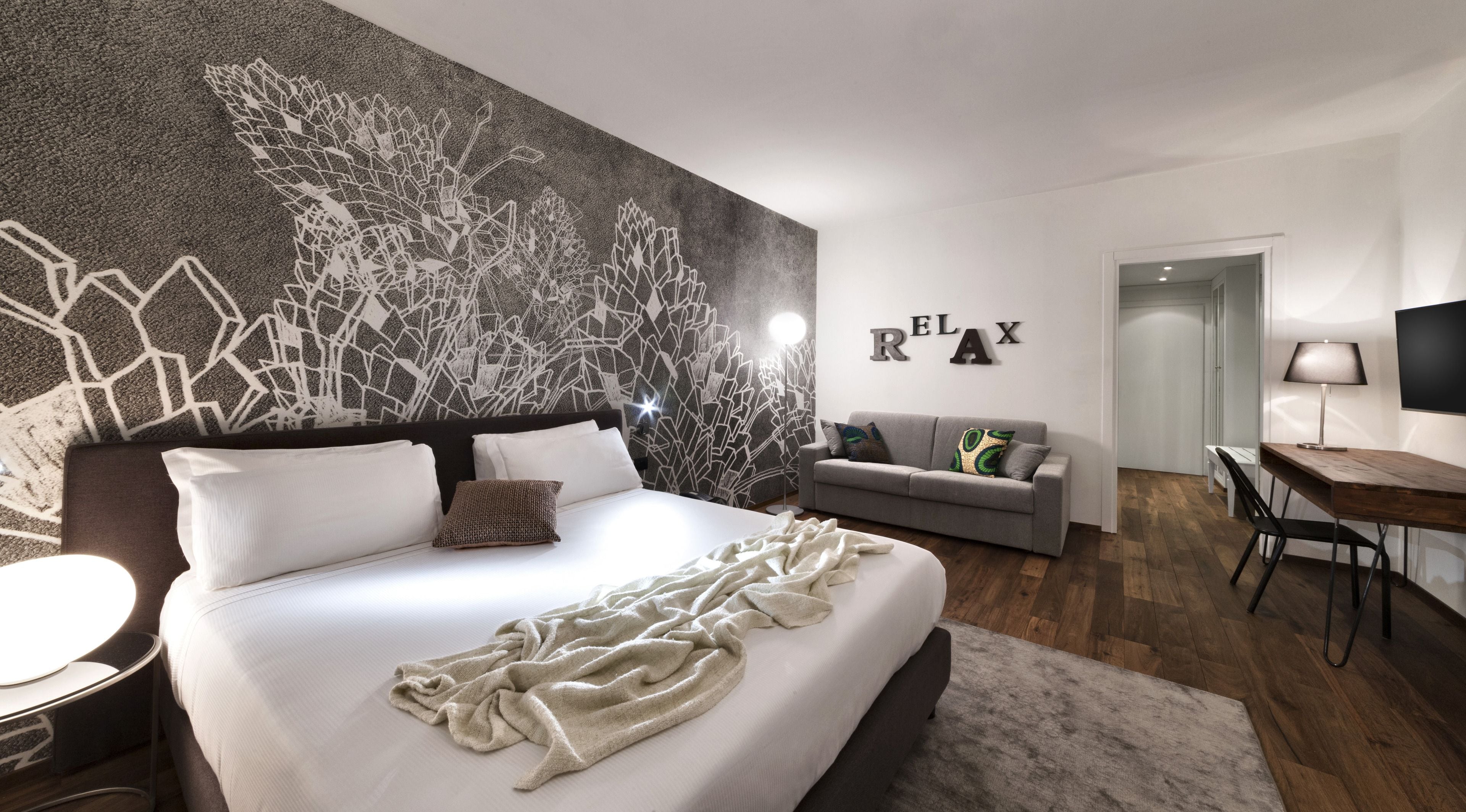 ジュニア スイート キングベッド 1 台ソファーベッド付き ジェットバス (Jacuzzi) | 羽毛の掛け布団、ミニバー、セーフティボックス (室内)、デスク