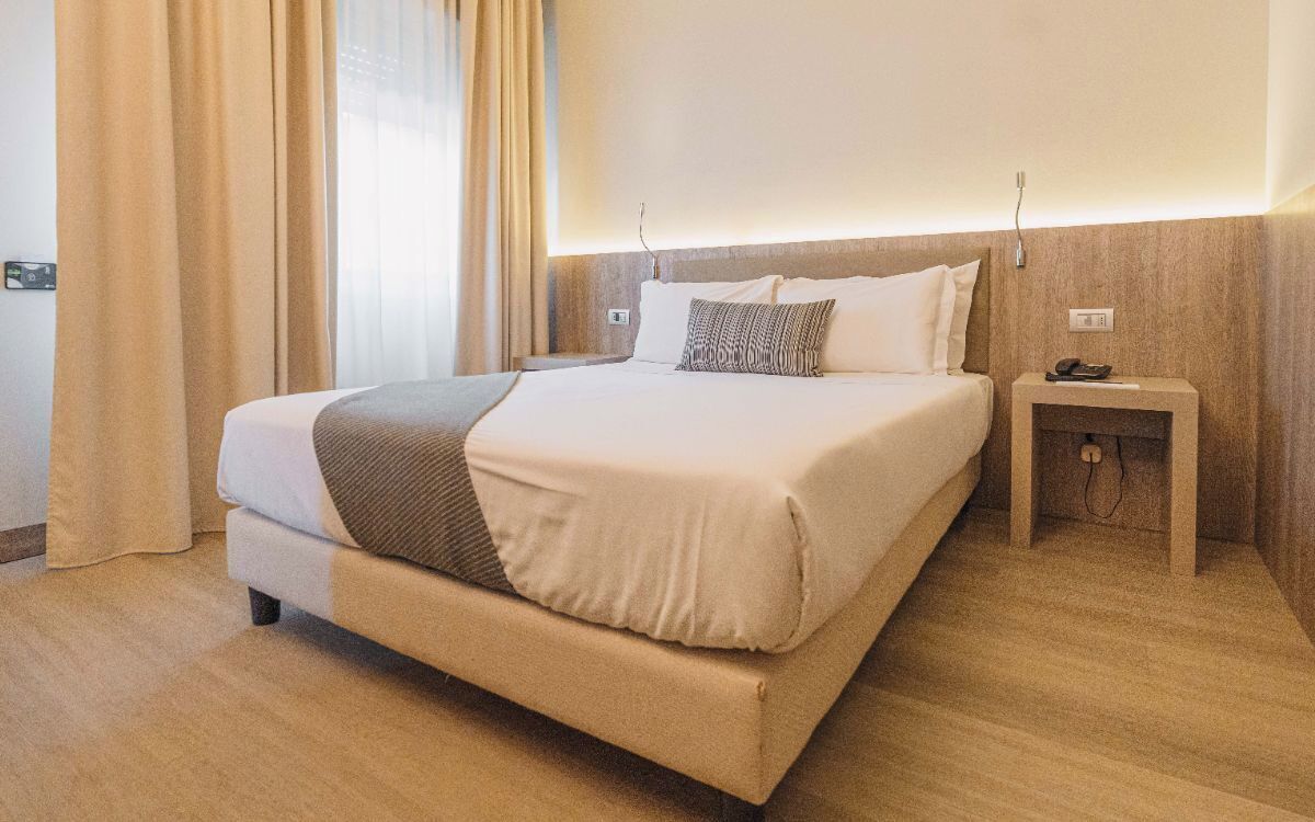 ألحفة محشوة بالريش وميني بار وخزنة داخل الغرفة ومكتب