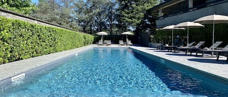 Una piscina al aire libre de temporada (de 10:00 a 20:00), sombrillas