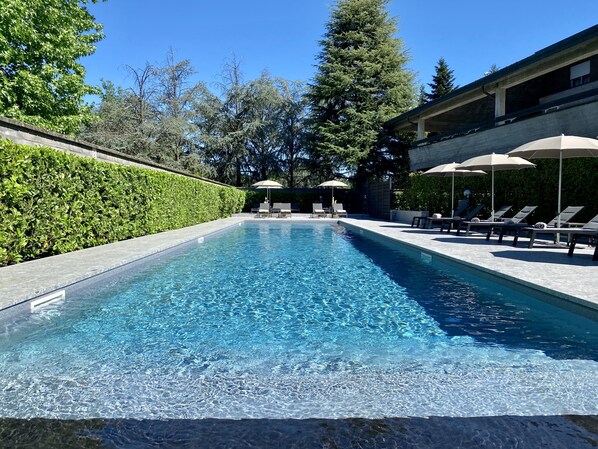 Piscine extérieure en saison, accès possible de 10 h à 20 h, parasols