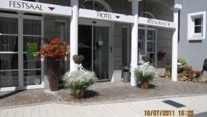 A hotel entrance with a sign reading "FESTSAAL HOTEL RESTAURANT". - Airport Hotel Filderpost (Stuttgart)