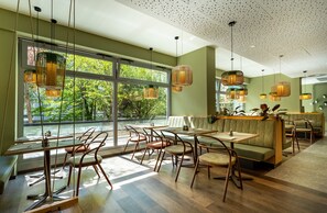 Café da manhã com buffet todos os dias (EUR 16 por pessoa) 