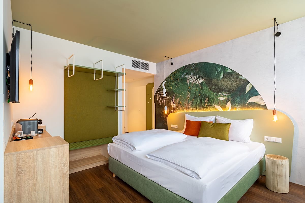 Premium Sunday | Minibar, in-room safe, desk, blackout drapes