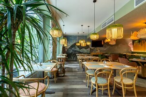 Se ofrece un desayuno bufé (16 EUR por persona)