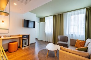 Weekend Suite | Área de sala de estar | Televisión de pantalla plana 