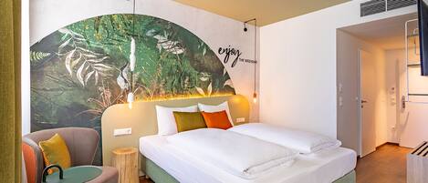 Minibar, coffres-forts dans les chambres, bureau, rideaux occultants