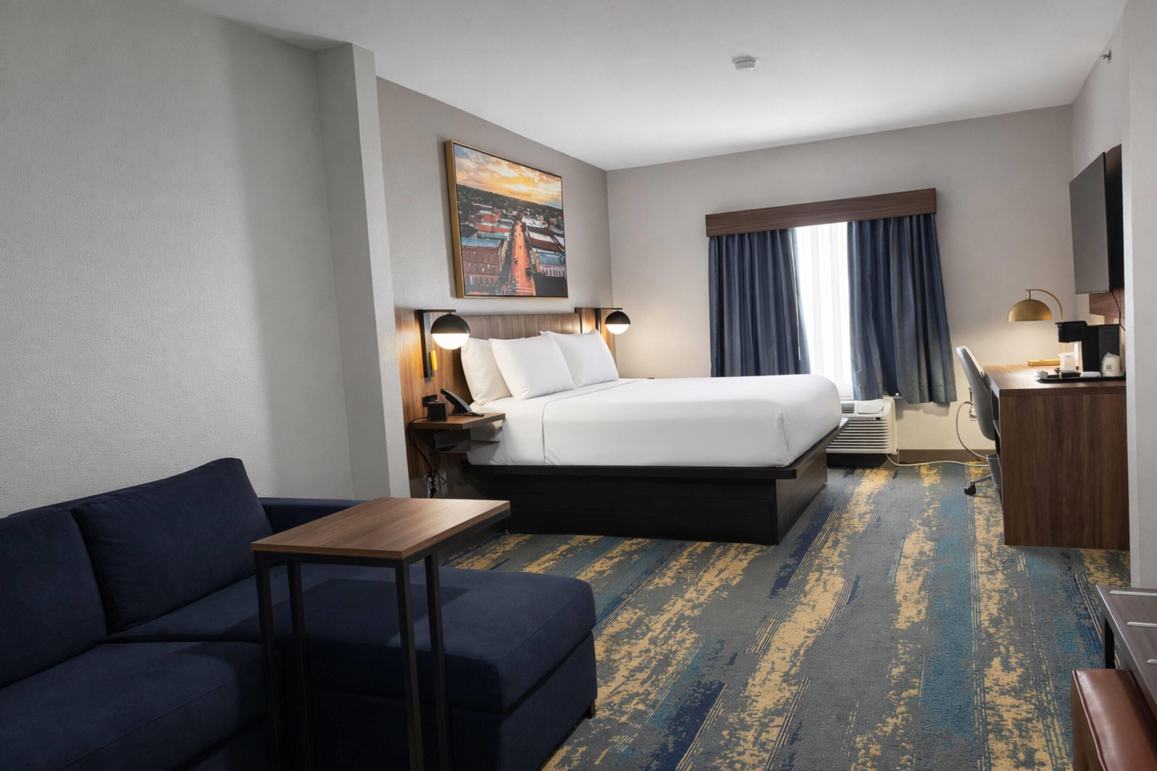 Premium bedding, in-room safe, desk, laptop workspace