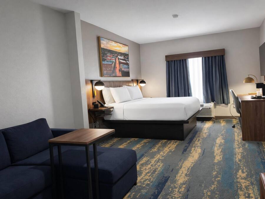 Ropa de cama de alta calidad y caja de seguridad en la habitación