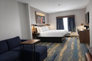 Ropa de cama de alta calidad y caja de seguridad en la habitación