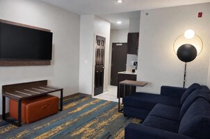 Ropa de cama de alta calidad y caja de seguridad en la habitación