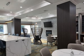 Free daily continental breakfast - La Quinta Inn & Suites Nacogdoches (Nacogdoches)