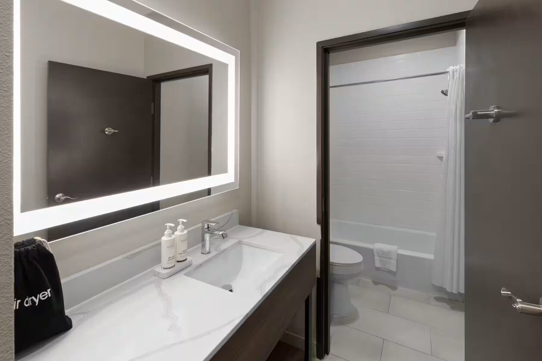 Combined shower/tub, free toiletries, hair dryer, towels
