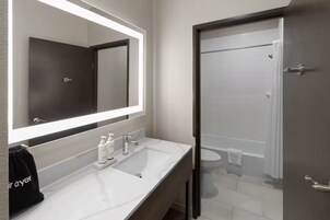 Bañera con ducha, artículos de tocador gratuitos, secador de pelo