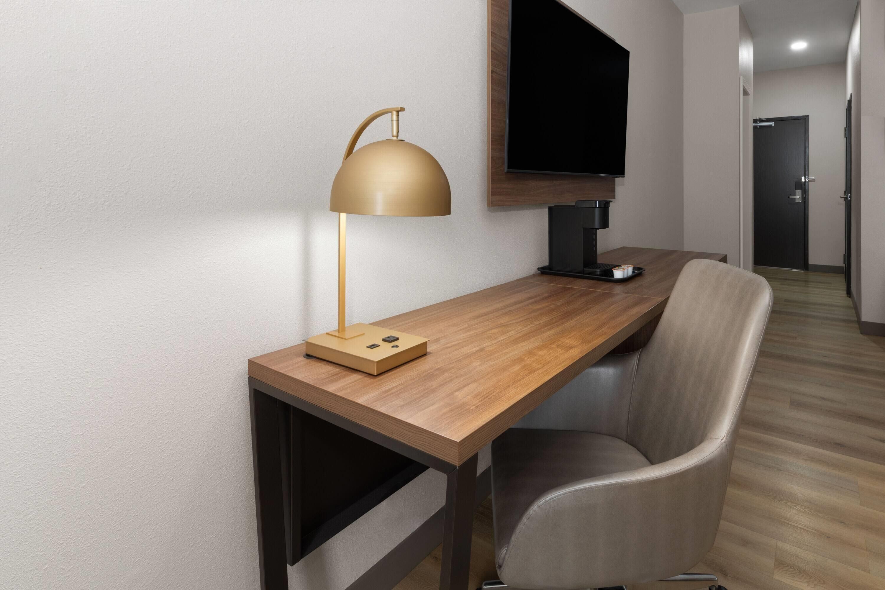 Premium bedding, in-room safe, desk, laptop workspace