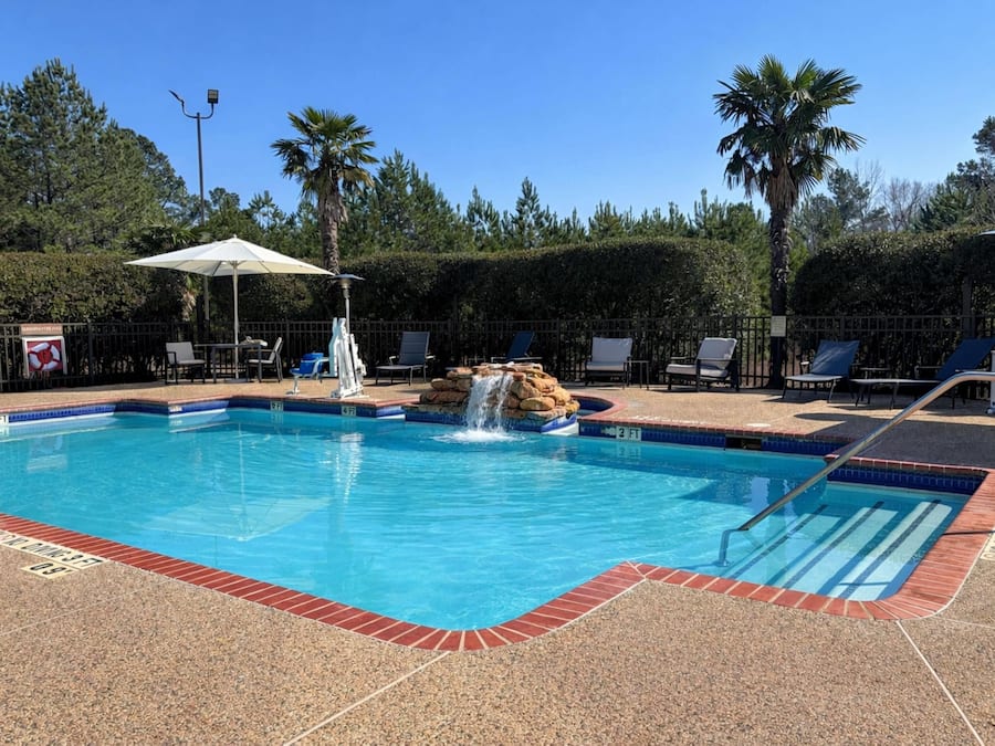 Utomhuspool med öppettider 08.00 till 22.00, och solstolar