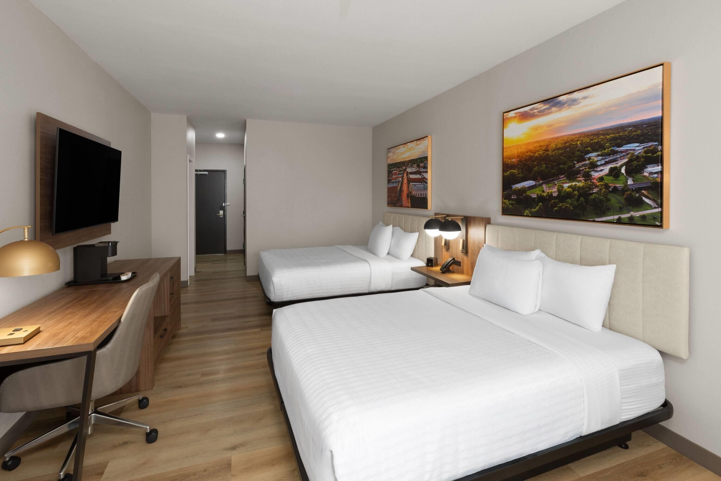 Luxe beddengoed, een kluis op de kamer, een bureau, een laptopwerkplek