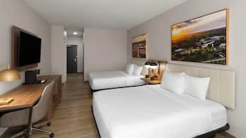 Luxe beddengoed, een kluis op de kamer, een bureau, een laptopwerkplek