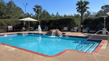 Piscina all'aperto, con ingresso dalle 08:00 alle 22:00, lettini