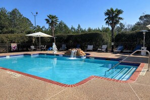 Outdoor pool, open 8 AM to 10 PM, sun loungers - La Quinta Inn & Suites Nacogdoches (Nacogdoches)
