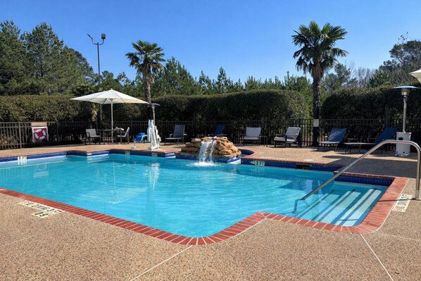 Outdoor pool, open 8 AM to 10 PM, sun loungers - La Quinta Inn & Suites Nacogdoches (Nacogdoches)
