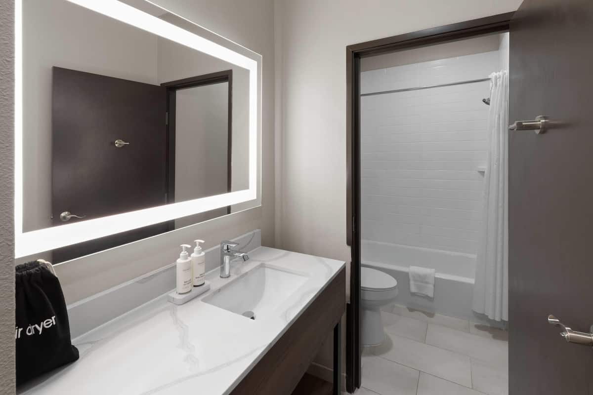 Ylelliset vuodevaatteet, tallelokero huoneessa, työpöytä