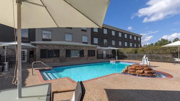 Piscine extérieure, accès possible de 8 h à 22 h, chaises longues