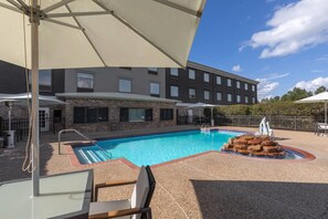 Outdoor pool, open 8 AM to 10 PM, pool loungers - La Quinta Inn & Suites Nacogdoches (Nacogdoches)