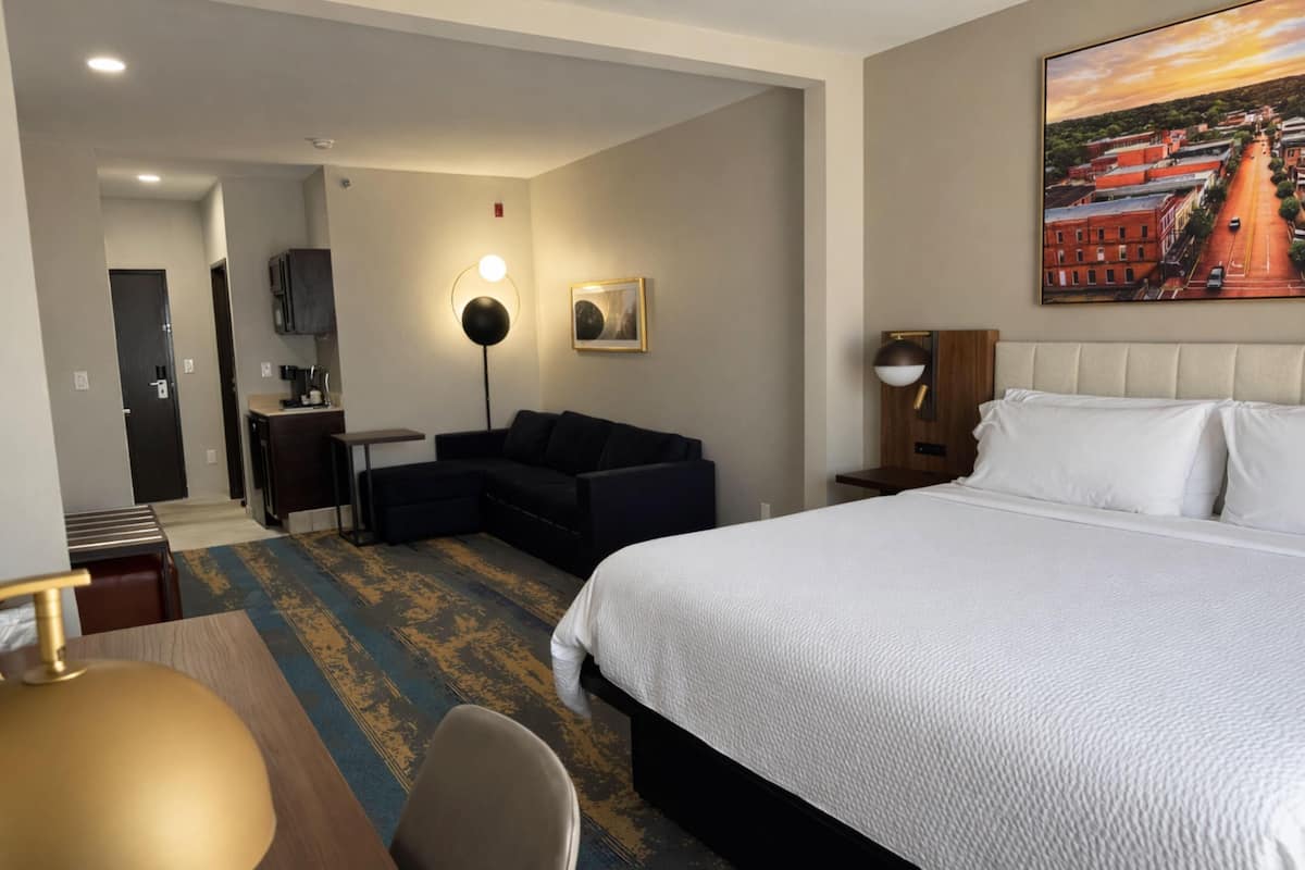 套房, 1 張特大雙人床, 非吸煙房 | 高級寢具、客房內保險箱、書桌、筆電工作空間