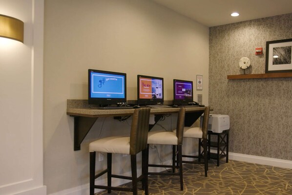 A hotel room with a desk and three computers. - Hampton Inn by Hilton Hallandale Beach Aventura (Hallandale Beach)