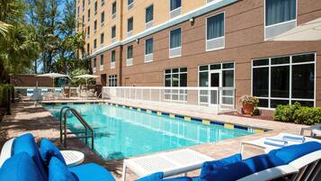 Piscine extérieure, parasols de plage, chaises longues