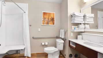 Un baño con ducha, inodoro y lavabo.