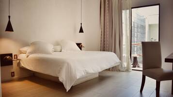 Habitación doble Deluxe, 1 cama King size, vista a la alberca | Minibar, caja de seguridad en la habitación y cortinas blackout