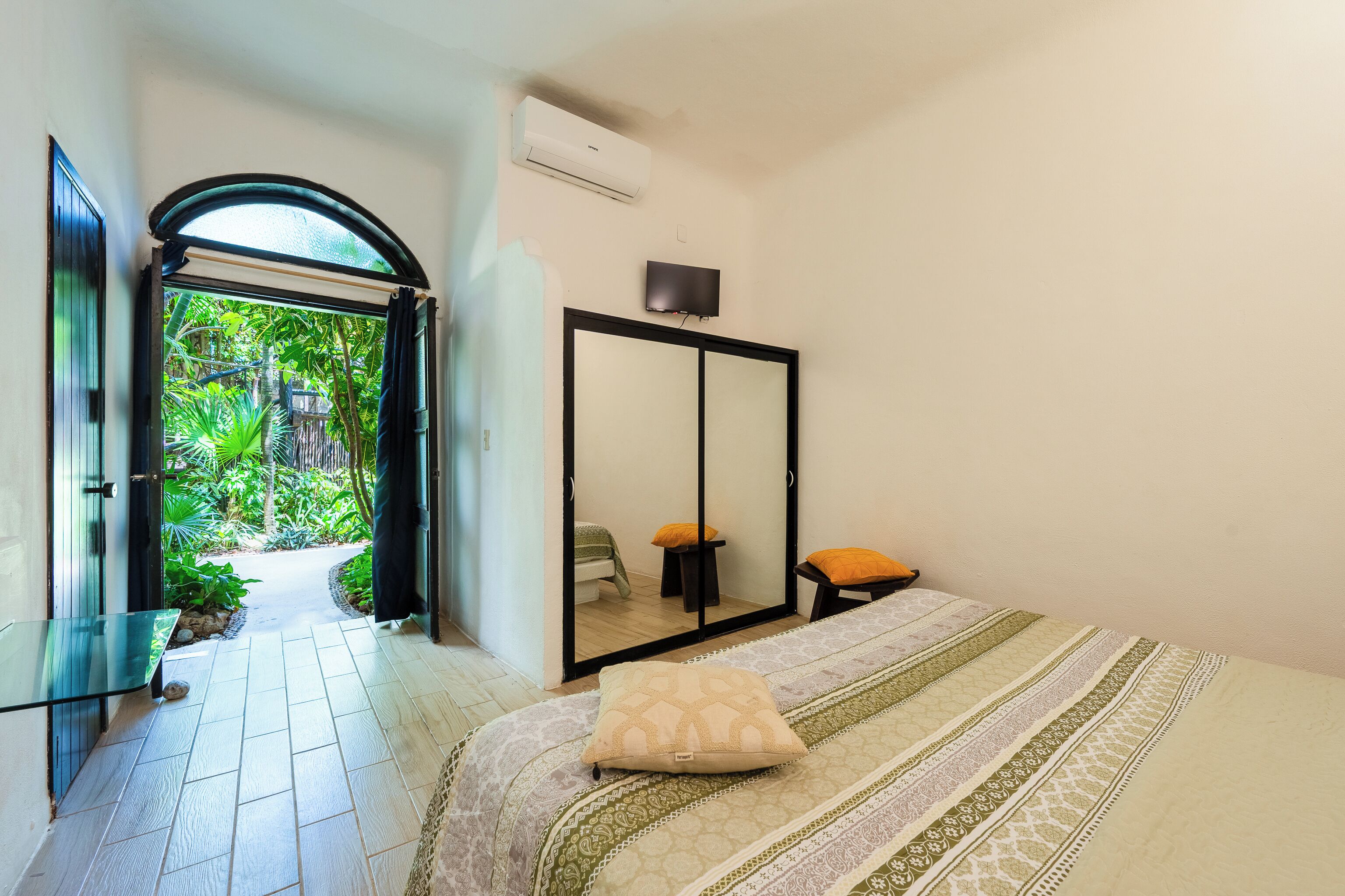 standard room, 1 king bed | 1 bedroom, minibar, in-room safe, blackout curtains