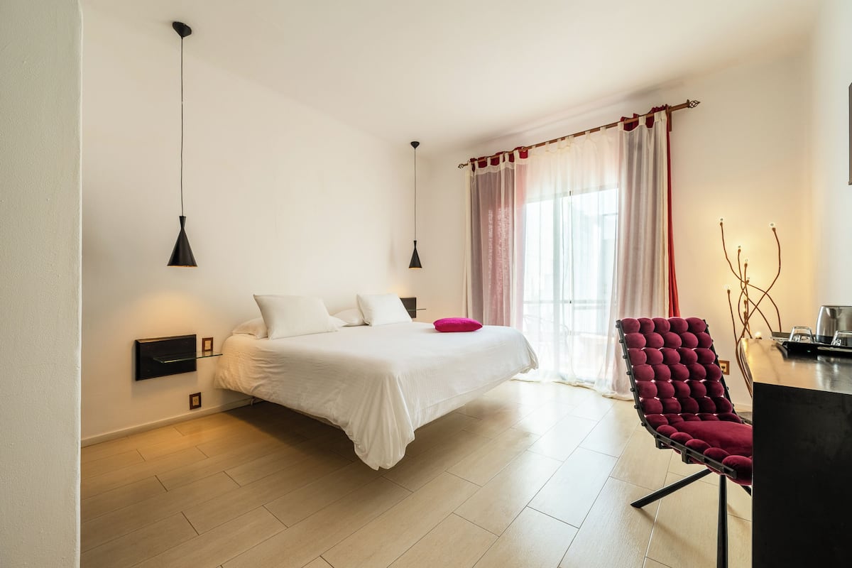 Chambre Double Deluxe, 1 très grand lit, vue piscine | 1 chambre, minibar, coffres-forts dans les chambres, rideaux occultants