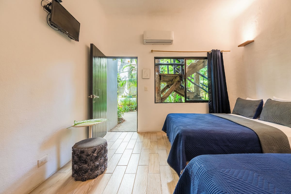 Standardzimmer, 2 Doppelbetten | 1 Schlafzimmer, Minibar, Zimmersafe, Verdunkelungsvorhänge