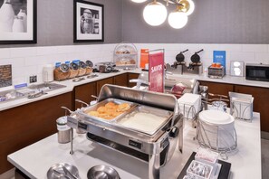 Buffet déjeuner gratuit tous les jours