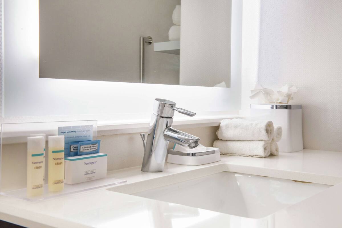 room, 1 king bed, accessible, non smoking (mobility & hearing, bathtub) | bathroom | free toiletries, hair dryer, towels