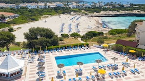 A resort with a swimming pool, beach, and lounge area. - Hotel Globales Cala´n Bosch (Ciutadella de Menorca)
